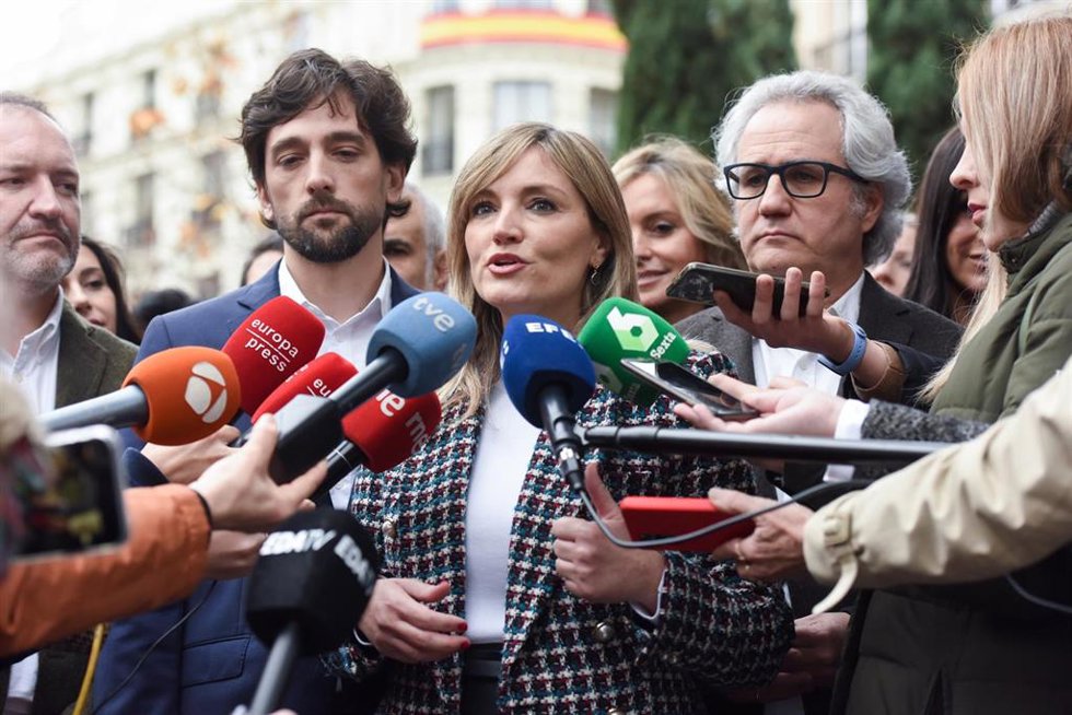 La coordinadora autonómica de Ciudadanos Patricia Guasp atiende a medios a su llegada a la presentación de la candidatura a las Primarias de Ciudadanos (Cs) ante la VI Asamblea General del partido, en la Plaza de las Cortes.