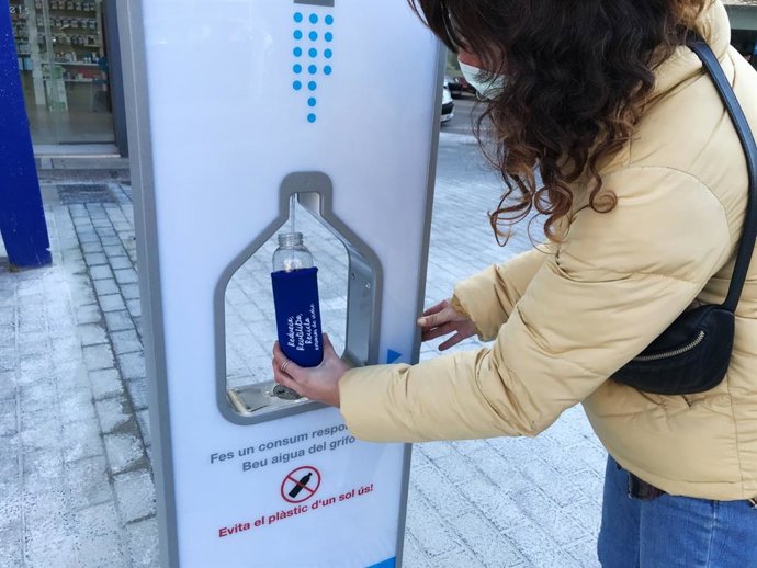 Una usuaria llena una botella en una de las fuentes de Emaya.