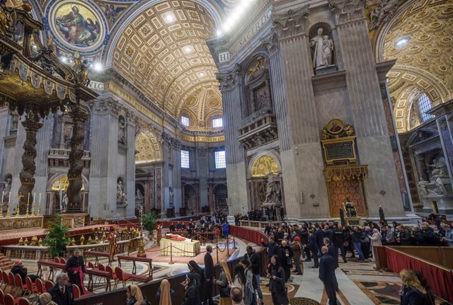 02 January 2023, Vatican, Vatican City: Visitors pay their respects to the body of Pope Emeritus Benedict XVI, who's laying in state at the St. Peter's basilica. Photo: Michael Kappeler/dpa - ATTENTION: graphic content