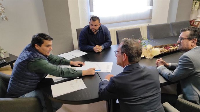 Firma del convenio para construir una pasarela de acceso al balneario.