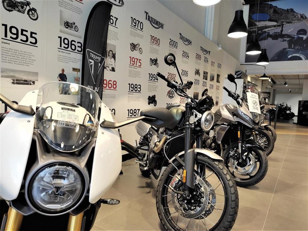 Motocicletas expuestas en el concesionario Triumph de Bilbao