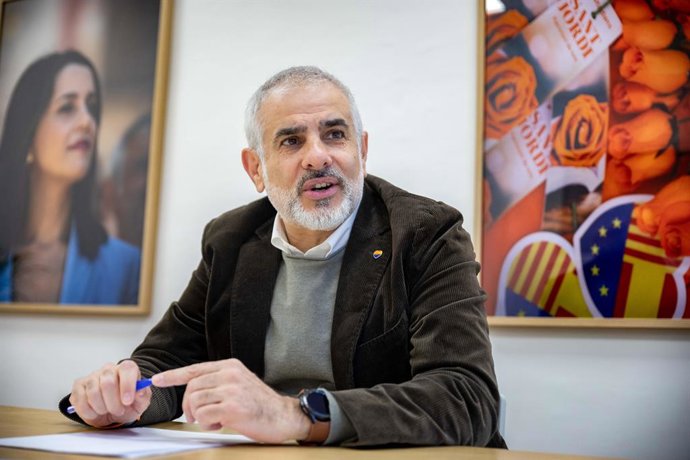 El líder de Cs a Catalunya, Carlos Carrizosa, durant una entrevista d'Europa Press.