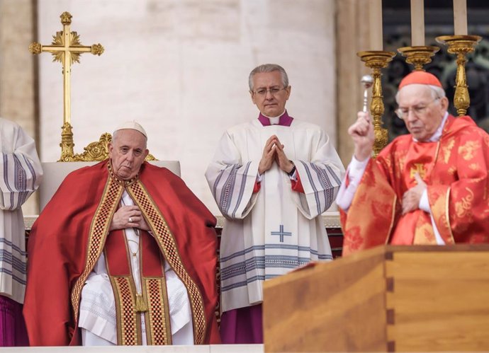 05 January 2023, Vatican, Vatican City: Cardinal Giovanni Battista Re (R) at the coffin of the late Pope Emeritus Benedict XVI during the public funeral Mass for Pope Emeritus Benedict XVI in St. Peter's Square, with Pope Francis (L) seated behind. Phot