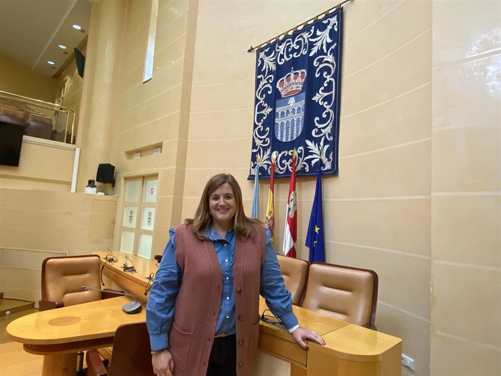 La alcaldesa de Segovia en el salón de Plenos del Ayuntamiento.