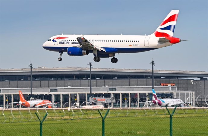 Archivo - FILED - 03 May 2022, Brandenburg, Schoenefeld: A British Airways passenger aircraft lands on the southern runway of the capital's BER airport. International Airlines Group (IAG), owner of British Airways, is placing an order for dozens of Airb