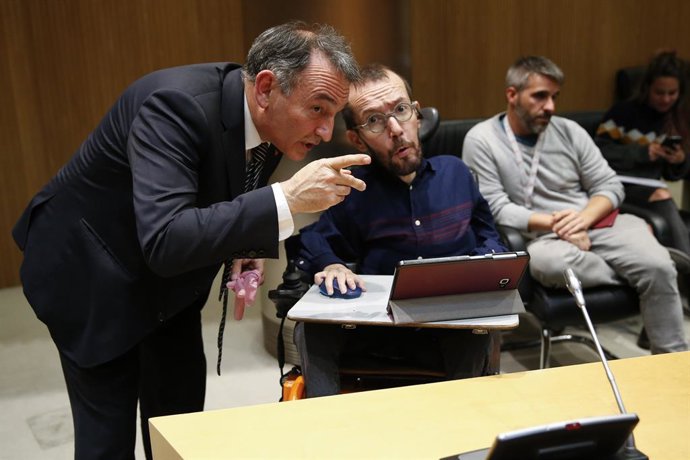 Archivo - El portavoz de Unidas Podemos Pablo Echenique (d) y el diputado de esta formación Enrique Santiago (i), conversan este miércoles en la primera sesión de la Comisión del Congreso para la Reconstrucción Social y Económica. En Madrid (España) a 1