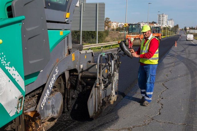 Obras de asfaltado en Huelva.