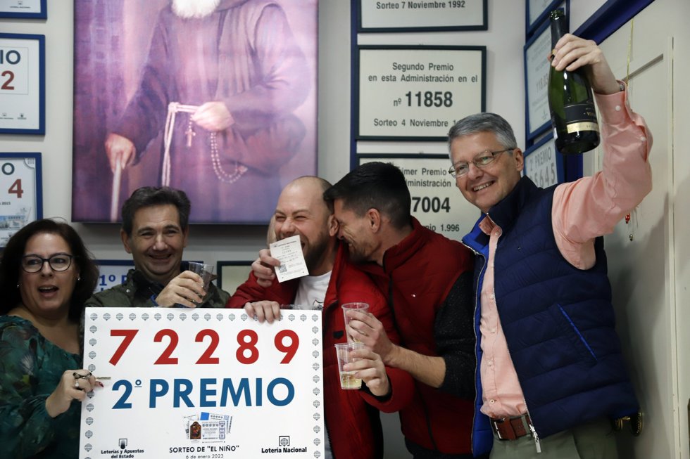 Celebración del Segundo Premio del Sorteo Extraordinario del Niño, 72289, en la administración número 23 'Fray Leopoldo' en calle Santa Marta del Barrio Cruz de Humilladero.
