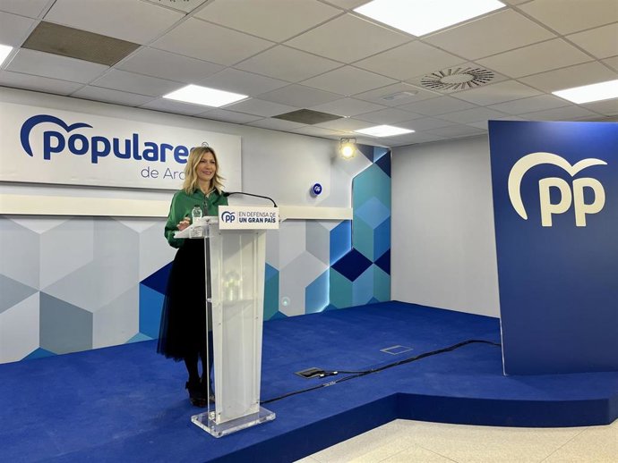 La portavoz del Partido Popular en las Cortes de Aragón, Mar Vaquero, en una rueda de prensa en la sede de la formación.