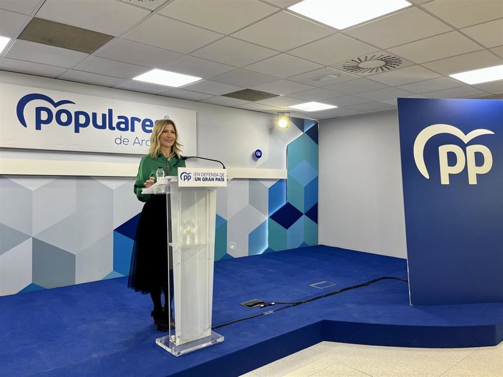 La portavoz del Partido Popular en las Cortes de Aragón, Mar Vaquero, en una rueda de prensa en la sede de la formación.