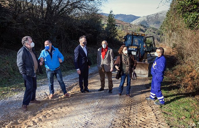 El consejero de Desarrollo Rural, Guillermo Blanco, durante una visita a una obra en una camino rural