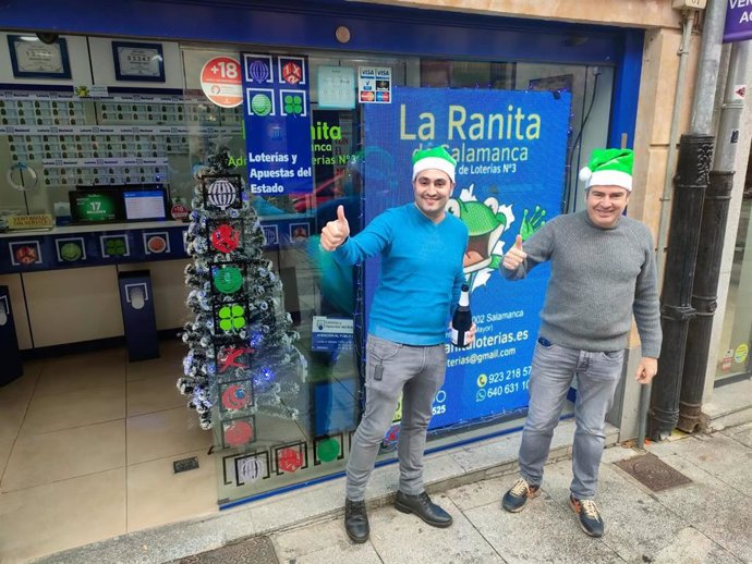 Los responsables de la Administración de Loterías número 3 de Salamanca, en la calle Quintana.