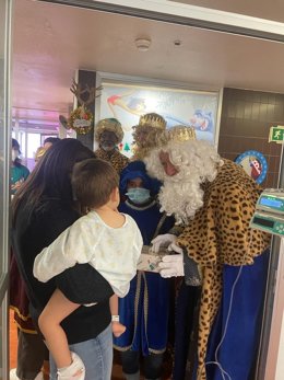 Los Reyes Magos entregan los regalos a los niños ingresados en el Hospital Infantil de Zaragoza.
