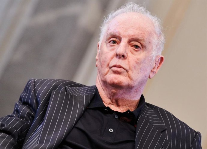 Archivo - FILED - 04 June 2019, Berlin: Daniel Barenboim, General Music Director of the Staatskapelle Berlin and the Berlin State Opera, speaks during a press conference at the Staatsoper. The general music director of the Berlin State Opera, Daniel Bar