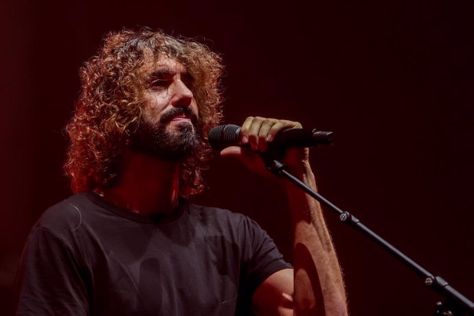 Archivo - Mikel Izal actúa durante su despedida de los escenarios, en el WiZink Center, a 29 de octubre de 2022, en Madrid (España). Con esta actuación en la que finalizan su gira en la que han presentado su último disco Hogar, la banda de pop-rock in