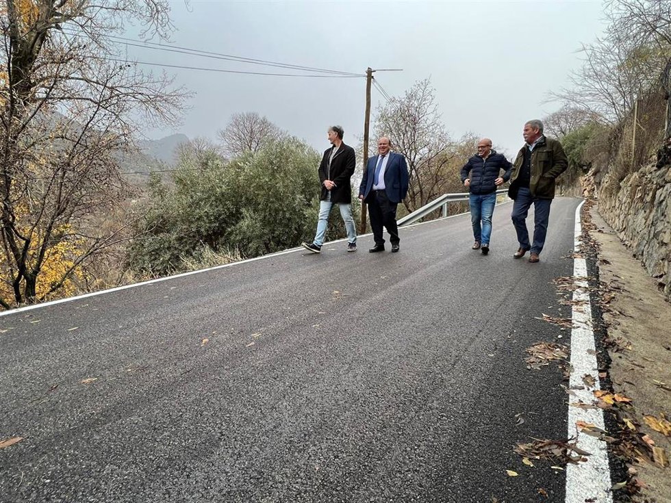 Obras en Camino del Castañar, en el entorno de Sierra Nevada.
