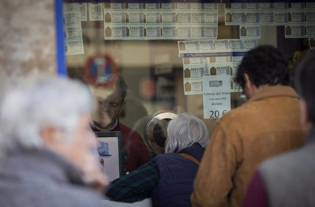 Varias personas hacen cola para comprar lotería para el Sorteo Extraordinario del Niño en imagen de archivo