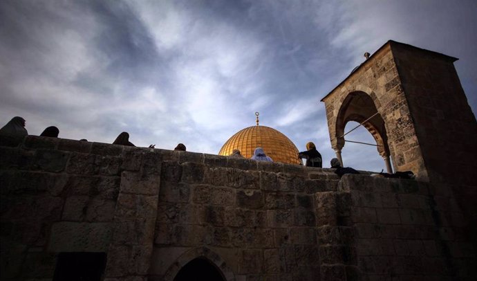 Archivo - Palestinos frente a la Cúpula de la Roca, en la Explanada de las Mezquitas, situada en la Ciudad Vieja de Jerusalén