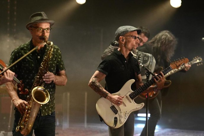 El grupo musical Fito y Fitipaldis durante un concierto en el Palacio Euskalduna, a 5 de enero de 2023, en Bilbao, Vizcaya, País Vasco (España). Tras finalizar su macro gira española de 2022, la banda se presenta en un formato más íntimo, con lleno abso