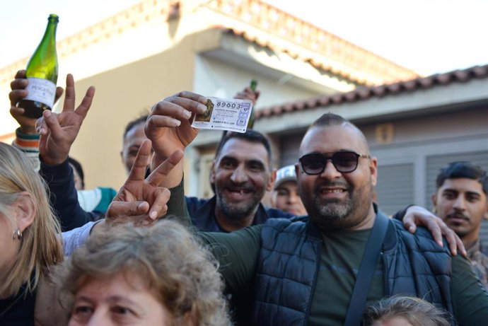 Agraciados con el primer premio del Sorteo Extraordinario de la Lotería del Niño celebran su suerte en el supermercado Alexis del barrio del Culubretde Figueres al que la administración n  1 de L Escala le ha vendido parte del primer premio del Sorteo