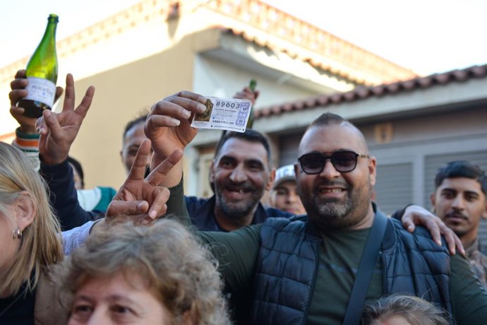 Agraciats amb el primer premi del Sorteig Extraordinari de la Loteria del Nen celebren la seva sort en el supermercat Alexis del barri del Culubret de Figueres al que l'administració n  1 de L'Escala li ha venut part del primer premi del Sorteig 
