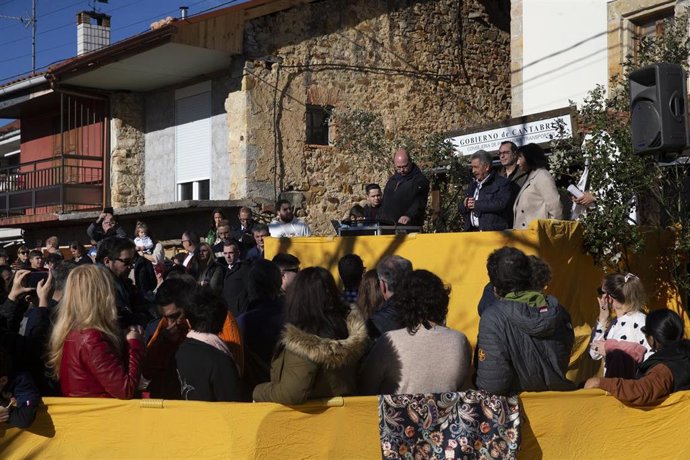 Más de 200 personas participan en la tradicional cabalgata de Seña, a la que ha asistido el presidente de Cantabria, Miguel Ángel Revilla