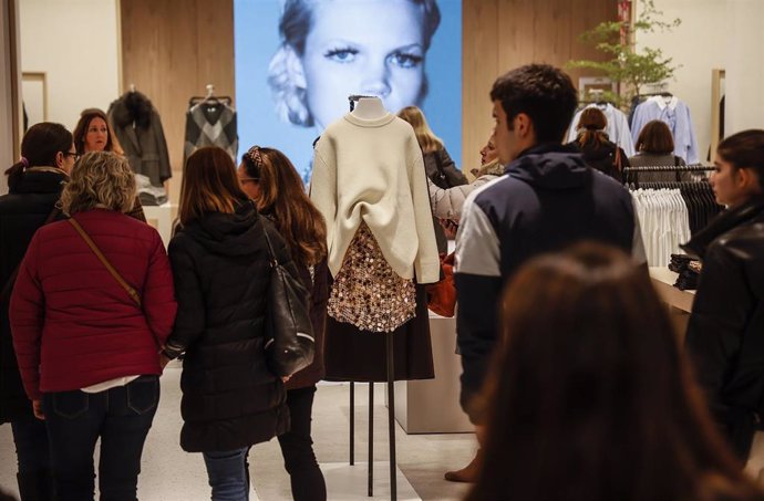 Archivo - Varias personas de compras en la nueva macrotienda de Zara en el Boulevard Austria de Valncia, a 2 de diciembre de 2022, en Valencia, Comunidad Valenciana (España). 