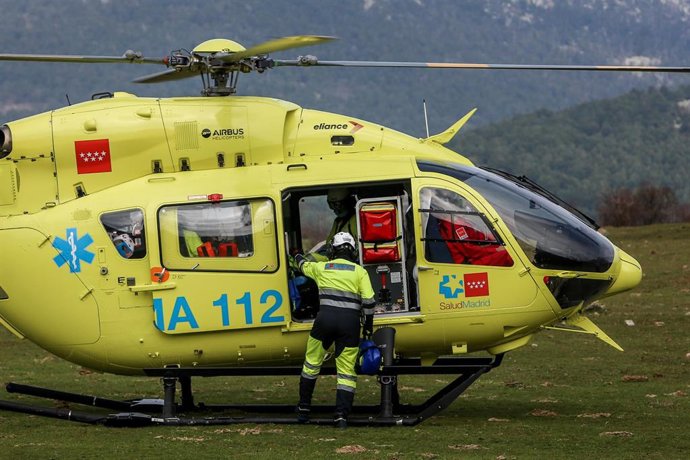 Archivo - Trabajadores del SUMMA 112 realizan un simulacro de asistencia en una emergencia con un helicóptero, en la Sierra de Madrid.