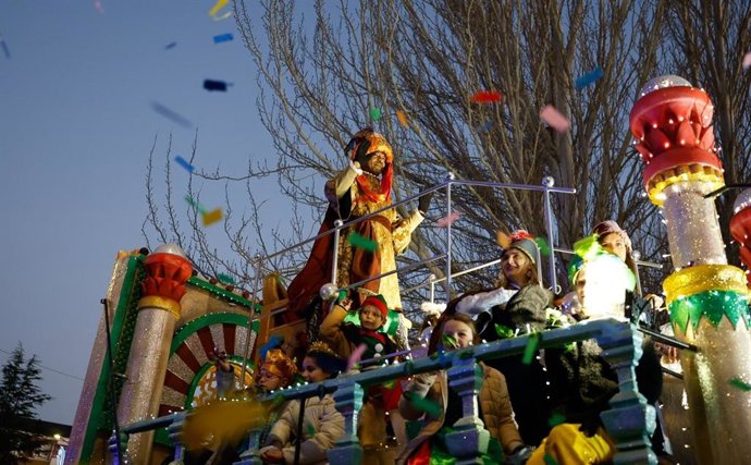 Miles de pozueleros acompañan a los Reyes Magos de Oriente en la Gran Cabalgata que ha recorrido la ciudad