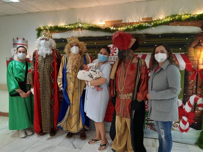 Los Reyes Magos más esperados vuelven a ilusionar a niños, niñas y adultos ingresados en el Hospital Dr. Balmis