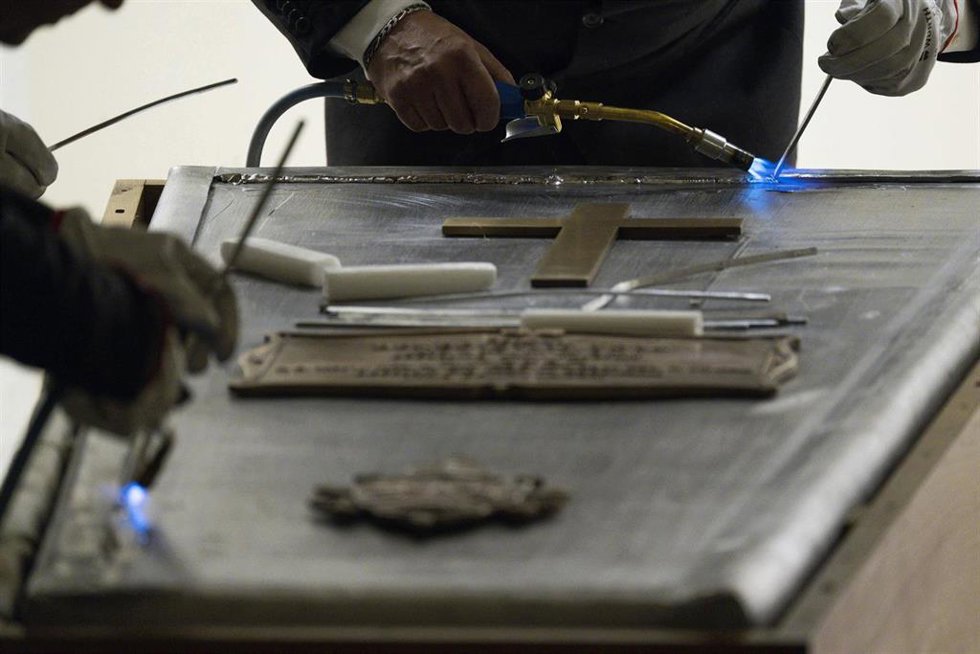 Un hombre suelda el ataúd del papa emérito Benedicto XVI en la cripta vaticana, a 5 de enero de 2023, en Ciudad del Vaticano, Roma (Italia). El féretro con los restos mortales del papa emérito Benedicto XVI ha sido trasladado a las Grutas Vaticanas, don