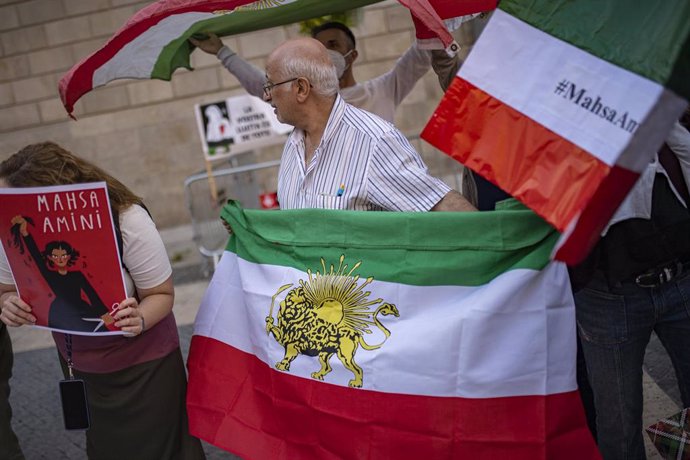 Archivo - Un hombre durante una concentración para defender los derechos de la mujer en Irán.