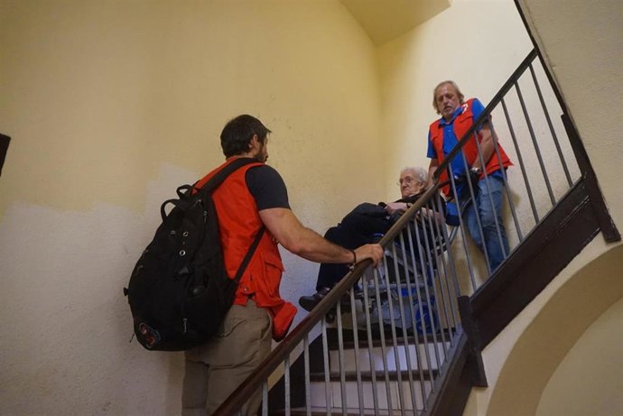 El programa 'Baixem al carrer' atenderá a personas mayores de toda Barcelona este 2023