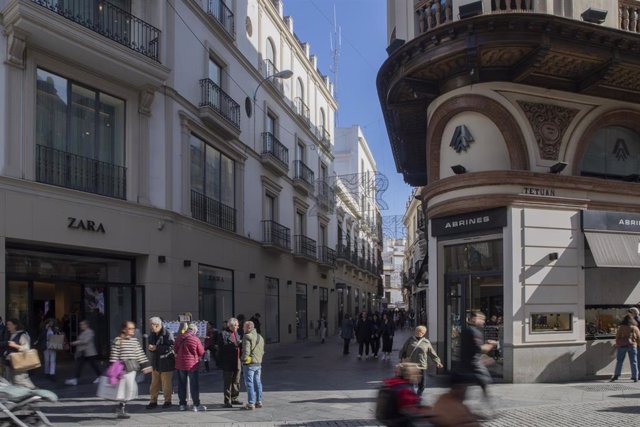 Tiendas de una calle comercial del centro de Sevilla. A 04 de enero de 2023, en Sevilla (Andalucía, España).