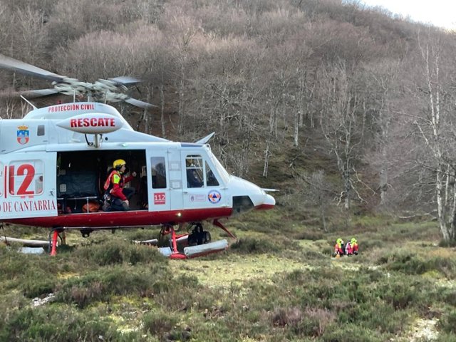 Rescatadas en helicóptero dos vecinas de Portugalete tras desorientarse en los Collados del Asón