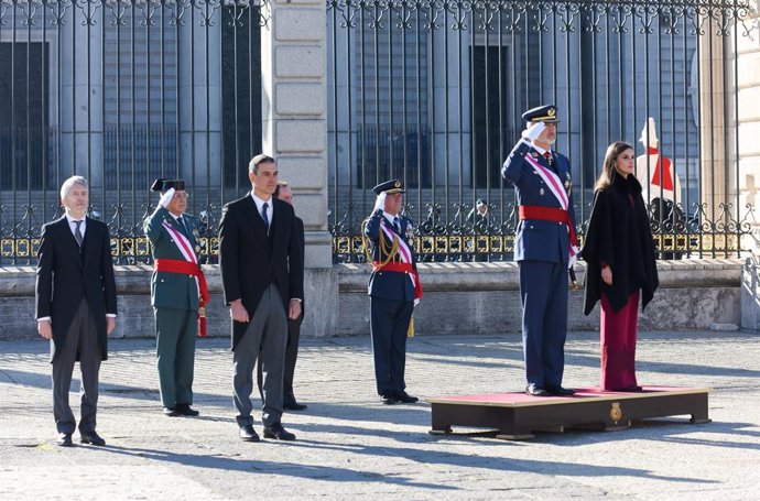 (I-D) El ministro de Interior, Fernando Grande-Marlaska; el presidente del Gobierno, Pedro Sánchez; el Rey Felipe VI y la Reina Letizia, durante la celebración de la Pascua Militar en el Palacio Real, en el Palacio Rea, a 6 de enero de 2023, en Madrid (