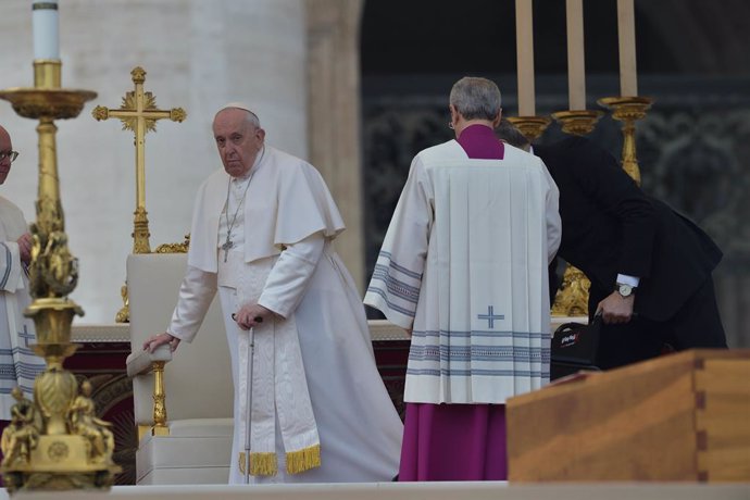 El papa Francisco durante el funeral del pontífice emérito, Benedicto XVI, en la basílica de San Pedro, a 5 de enero de 2023, en Ciudad del Vaticano, Roma (Italia). Benedicto XVI, de nombre secular Joseph Aloisius Ratzinger falleció el pasado 31 de dici