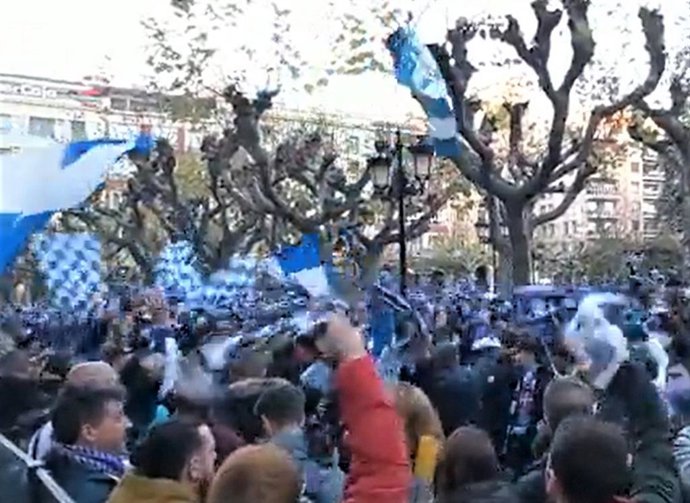 Aficionados de la Real Sociedad, en El Espolón logroñés, antes de dirigirse a Las Gaunas para el partido contra la UDL
