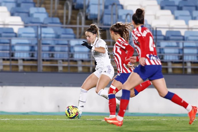 Athenea del Castillo durante el derbi entre el Real Madrid y el Atlético de Madrid de la Liga F 2022-2023