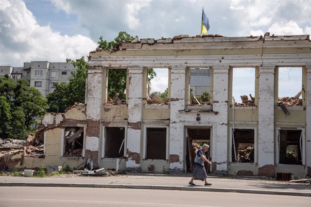 Archivo - Imagen de archivo de un edificio parcialmente destruido por los bombardeos rusos en Sumi. 