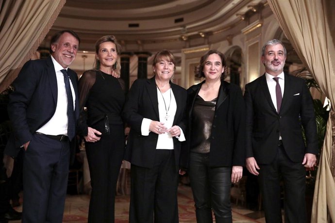 El president de Grupo Planeta, José Creuheras;  al costat de la seva dona Columna Martí; la consellera de Cultura, Natlia Garriga; l'alcaldessa de Barcelona, Ada Colau, i el primer tinent d'alcalde, Jaume Collboni, en la gala del Premi Nadal i Josep Pla