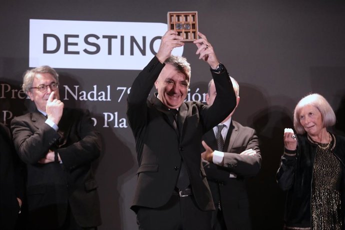 El escritor oscense Manuel Vilas recibe el 79 Premio Nadal