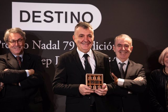 L'escriptor oscense Manuel Vilas rep el 79 Premi Nadal durant la vetllada literària per donar a conèixer el Premi Nadal de Novel·la 2023, a l'Hotel Palace, a 6 de gener de 2023, a Barcelona, Catalunya (Espanya). Un total de 997 obres s'han presentat a