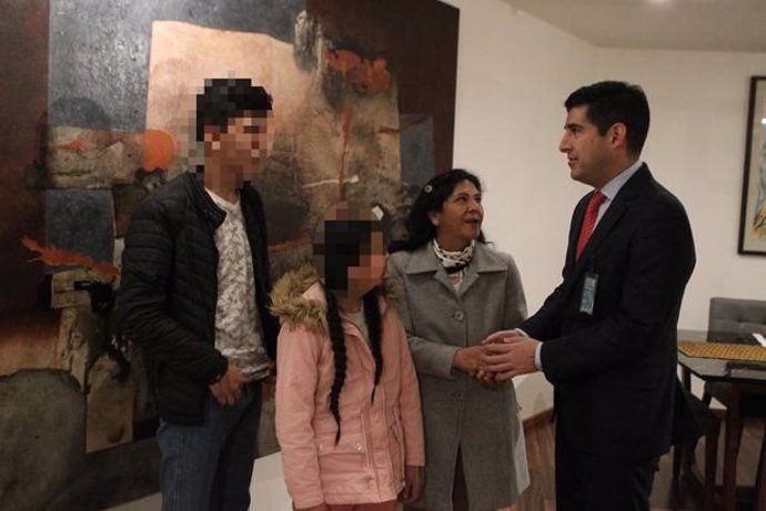 La familia del expresidente de Perú Pedro Castillo recibida por un funcionario del Ministerio de Exteriores de México.