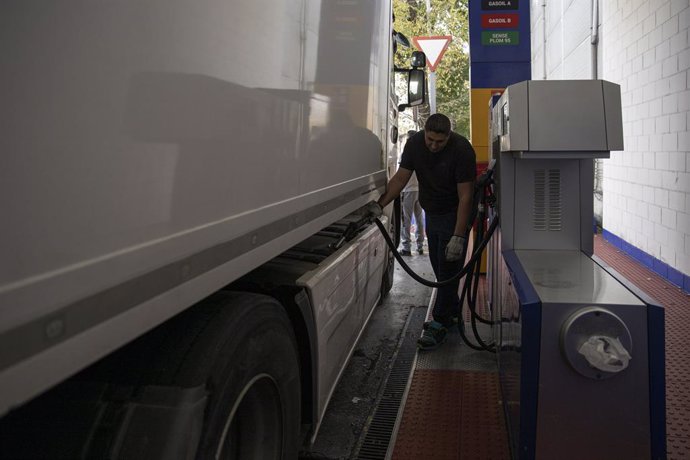Archivo - Un camionero reposta combustible en las inmediaciones de Mercabarna, el día que ha comenzado la huelga de transportistas, a 14 de noviembre de 2022, en Barcelona, Catalunya (España). El paro indefinido de transportistas, convocado por la Plata