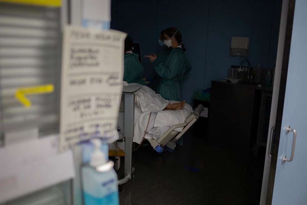 Archivo - Personal sanitario visita a un paciente ingresado