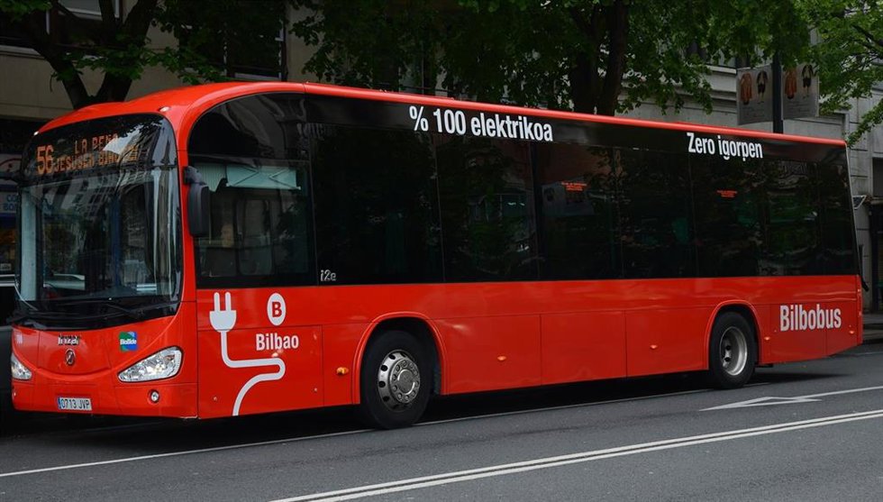 Archivo - Imagen de un Bilbobus eléctrico