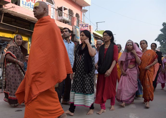 Archivo - 09 November 2019, India, Ayodhya: Devotee arrive to offer prayer at Ram Janm Bhumi temple, ahead of a Supreme Court verdict on the disputed religious site. India Supreme Court ruled on Saturday that a piece of land, which has been a flashpoint