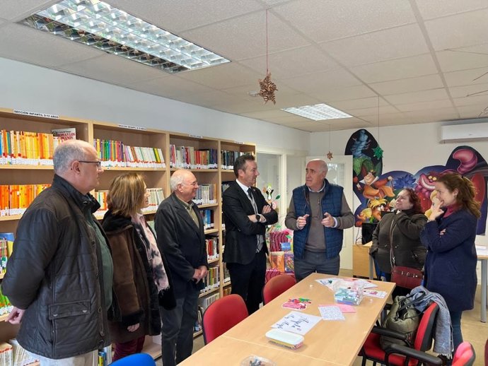 El consejero de Desarrollo Rural, Guillermo Blanco, durante su visita a la bilioteca de La Cavada
