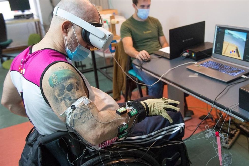 Hospital de Parapléjicos y UCLM trabajan en una terapia virtual inmersiva para ayudar a rehabilitar miembros superiores
-. Firma: LGB .-